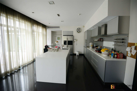 House in Bangkok, Thailand 5 bedrooms № 189409