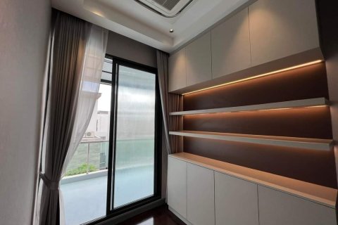 Chalet de 5 dormitorios en Bangkok, Tailandia № 133779 - foto 28