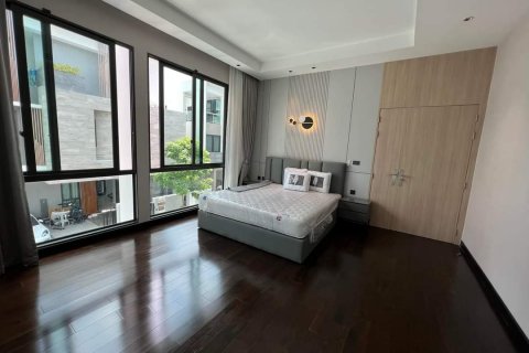Chalet de 5 dormitorios en Bangkok, Tailandia № 133779 - foto 18