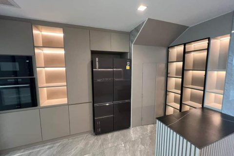 Chalet de 5 dormitorios en Bangkok, Tailandia № 133779 - foto 10