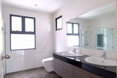 Chalet de 7 dormitorios en Bangkok, Tailandia № 133778 - foto 8