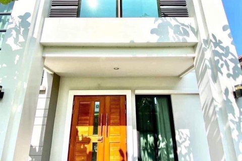 Chalet de 4 dormitorios en Bangkok, Tailandia № 133780 - foto 4