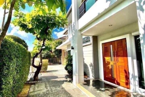 Chalet de 4 dormitorios en Bangkok, Tailandia № 133780 - foto 2