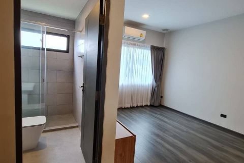 Chalet de 3 dormitorios en Bang Phli Yai, Tailandia № 133774 - foto 8