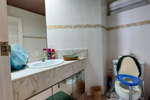 Casa de 3 dormitorios en Pattaya, Tailandia № 65199 - foto 17