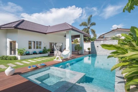 Casa de 4 dormitorios en Pattaya, Tailandia № 65200