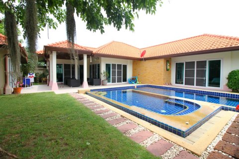 Casa de 4 dormitorios en Pattaya, Tailandia № 66461 - foto 2