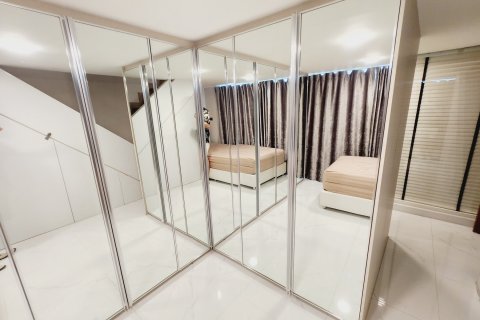 Condo in Bangkok, Thailand, 4 bedrooms  № 156320 - photo 14