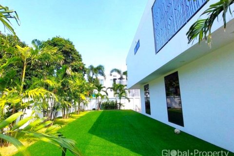 Casa de 6 dormitorios en Pattaya, Tailandia № 47350 - foto 2