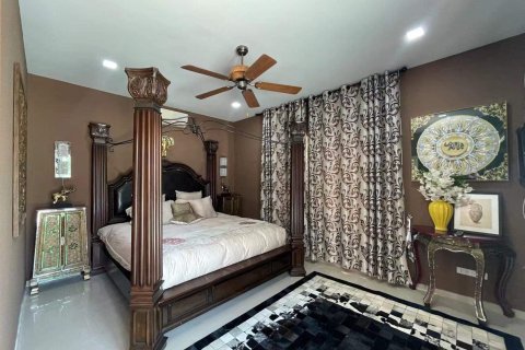 Casa de 5 dormitorios en Pattaya, Tailandia № 157593 - foto 5
