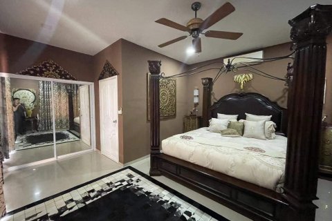 Casa de 5 dormitorios en Pattaya, Tailandia № 157593 - foto 3