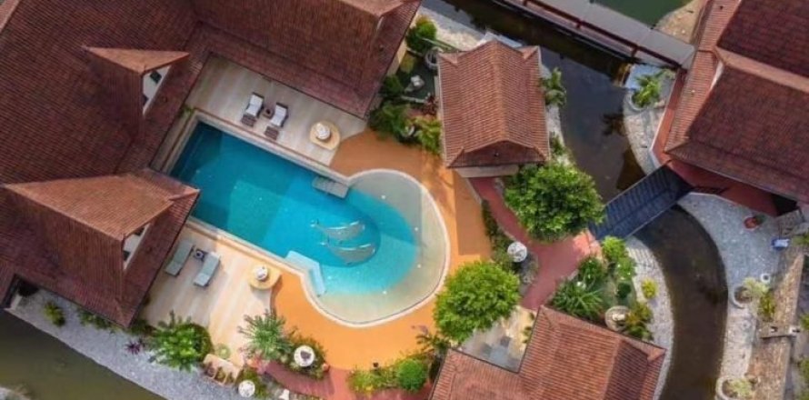 Casa de 5 dormitorios en Pattaya, Tailandia № 157593