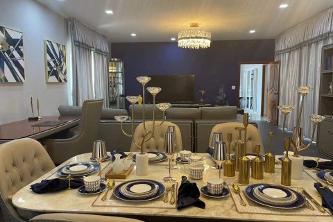 Casa de 5 dormitorios en Pattaya, Tailandia № 157593 - foto 7