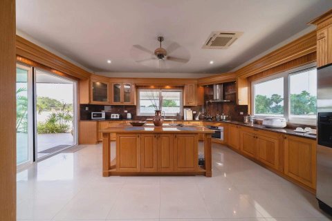 Casa de 5 dormitorios en Pattaya, Tailandia № 157593 - foto 11