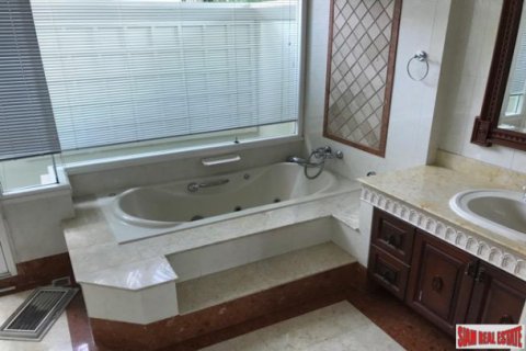 Casa de 5 dormitorios en Bangkok, Tailandia № 202711 - foto 3
