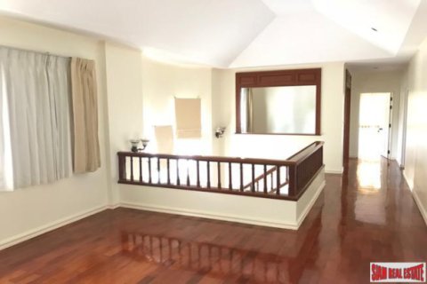 Casa de 5 dormitorios en Bangkok, Tailandia № 202711 - foto 5