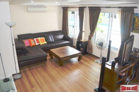 Adosado de 3 dormitorios en Bangkok, Tailandia № 202709 - foto 5
