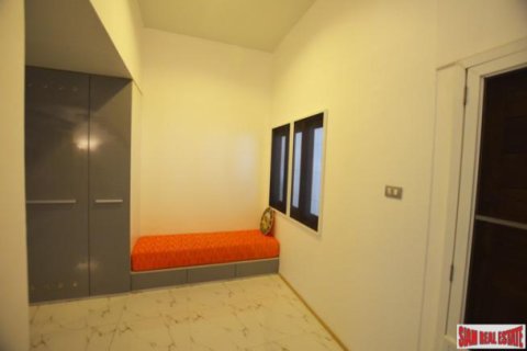 Adosado de 3 dormitorios en Bangkok, Tailandia № 202709 - foto 3