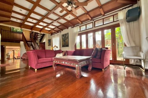 Chalet de 4 dormitorios en Pattaya, Tailandia № 172707 - foto 2
