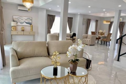 Casa de 5 dormitorios en Pattaya, Tailandia № 157787 - foto 4