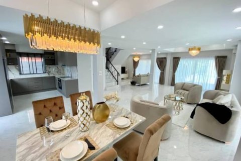 Casa de 5 dormitorios en Pattaya, Tailandia № 157787 - foto 9