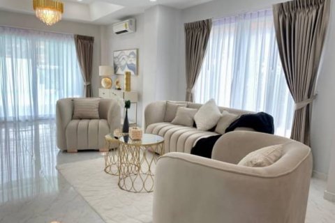 Casa de 5 dormitorios en Pattaya, Tailandia № 157787 - foto 18