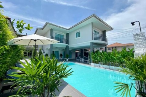 House in Pattaya, Thailand 5 bedrooms № 157787