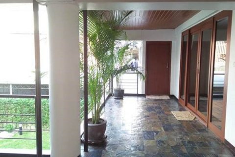 Casa de 5 dormitorios en Bangkok, Tailandia № 143944 - foto 7