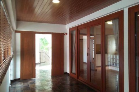 Casa de 5 dormitorios en Bangkok, Tailandia № 143944 - foto 15