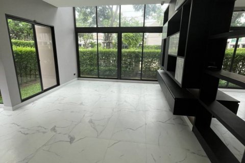 Casa de 4 dormitorios en Bangkok, Tailandia № 134668 - foto 4