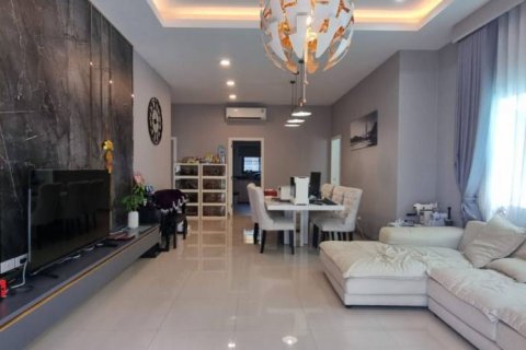 Casa de 3 dormitorios en Pattaya, Tailandia № 134664 - foto 2