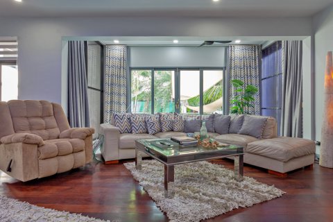 Casa de 5 dormitorios en Pattaya, Tailandia № 205021 - foto 6