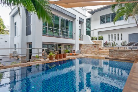 House in Pattaya, Thailand 5 bedrooms № 205021