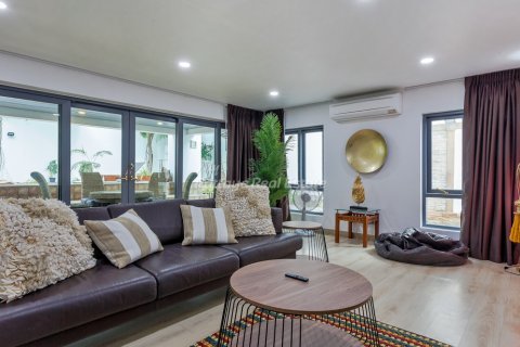 Casa de 5 dormitorios en Pattaya, Tailandia № 205021 - foto 15