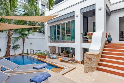 Casa de 5 dormitorios en Pattaya, Tailandia № 205021 - foto 2