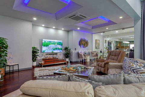 Casa de 5 dormitorios en Pattaya, Tailandia № 205021 - foto 4