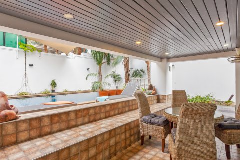 Casa de 5 dormitorios en Pattaya, Tailandia № 205021 - foto 3