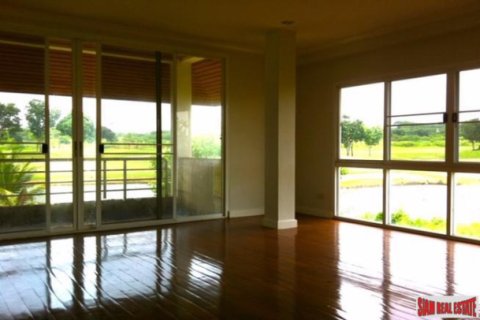 Casa de 5 dormitorios en Chonburi, Tailandia № 202760 - foto 5