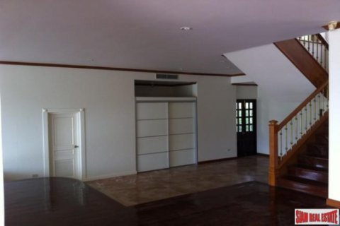 Casa de 5 dormitorios en Chonburi, Tailandia № 202760 - foto 3