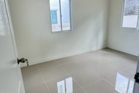 Casa de 4 dormitorios en Pattaya, Tailandia № 203523 - foto 11