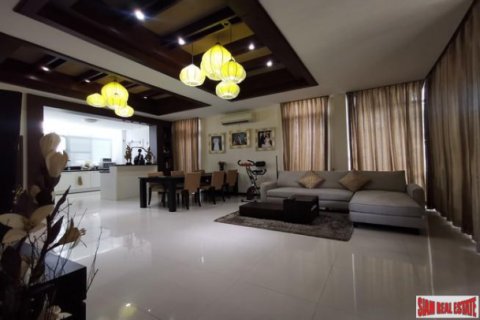 Casa de 4 dormitorios en Pattaya, Tailandia № 194154 - foto 3