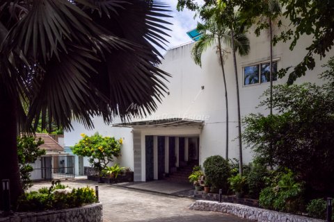 Casa de 8 dormitorios en Bang Lamung, Tailandia № 134770 - foto 3