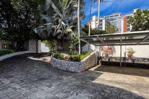 Casa de 8 dormitorios en Bang Lamung, Tailandia № 134770 - foto 4