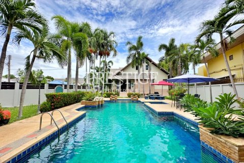 Casa de 4 dormitorios en Pattaya, Tailandia № 198636