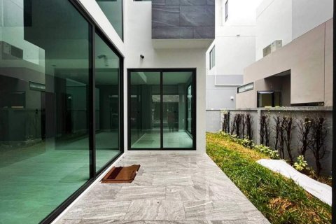 Chalet de 4 dormitorios en Bangkok, Tailandia № 133784 - foto 20