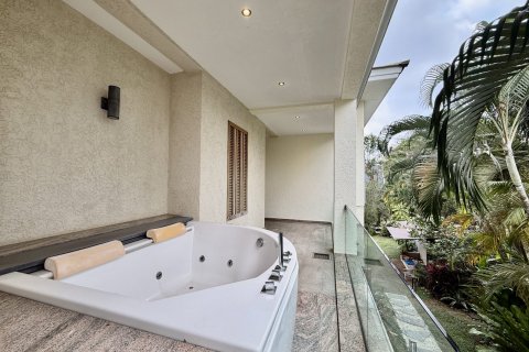 Casa de 7 dormitorios en Pattaya, Tailandia № 163919 - foto 3