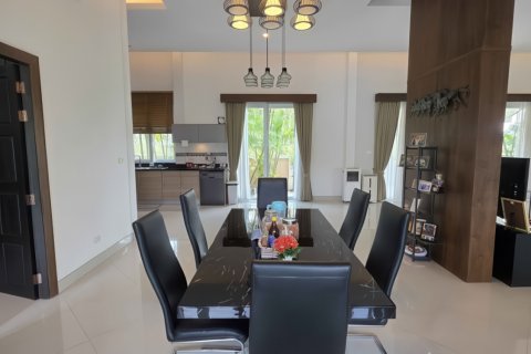 Villa in Pattaya, Thailand 3 bedrooms № 198748 - photo 14