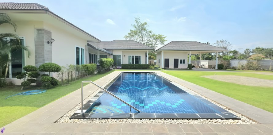 Villa in Pattaya, Thailand 3 bedrooms № 198748