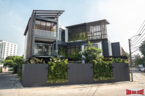 House in Bangkok, Thailand 4 bedrooms № 193868