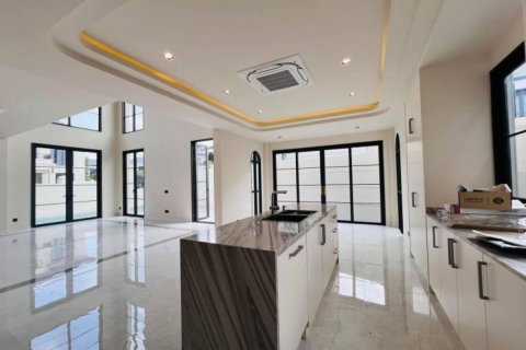 Chalet de 4 dormitorios en Pattaya, Tailandia № 114182 - foto 6